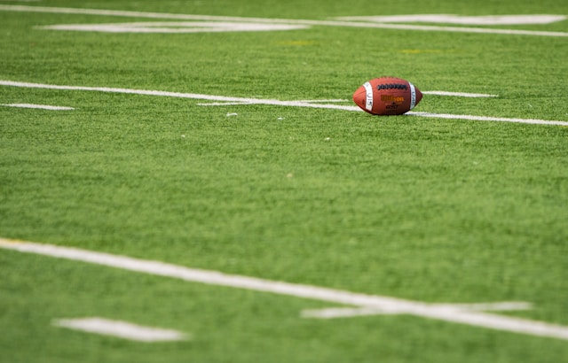 Football auf grünem Rasen